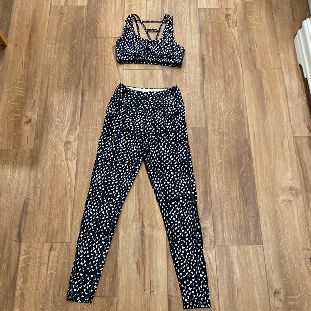 Nux set leggings and bra workout outfit. Black with white Osprey pattern.